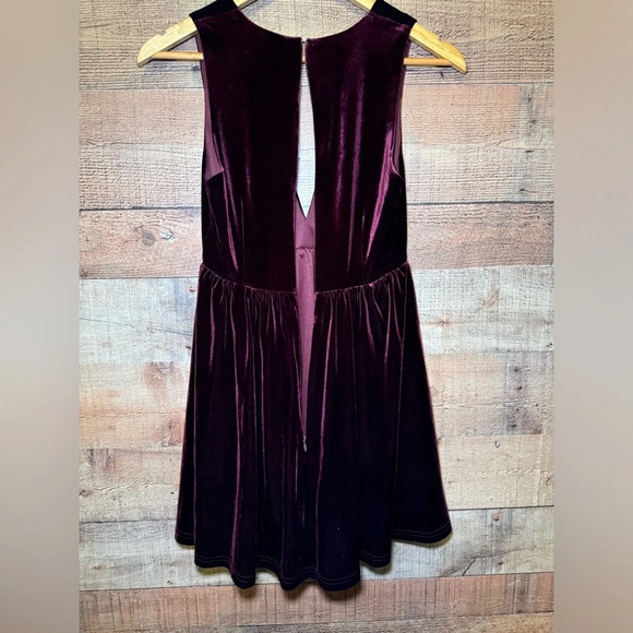 Urban Outfitters Lucca Couture Plunging V-Neck Velvet Mini Dress size XS Holiday - Picture 4 of 8